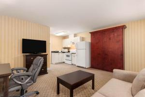 Queen  Suite, Non-Smoking room in Travelodge by Wyndham Kamloops Mountview