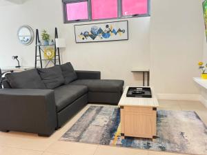 Parkhurst Lux Condo Near Devon House