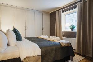 Guestly Homes - Spacious Top Floor 2BR Residence