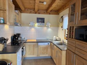 Chalet spacieux avec sauna, 4 chambres et Wi-Fi - FR-1-671-50