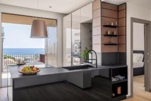 Top-Floor Sea View with Pool Access