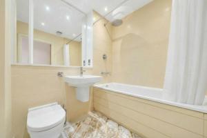 Bright 1-Bedroom Apartment with Fast Links to Central London