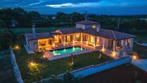 Modern Istrian Villa Lere with Pool, BBQ Lounge & Activities in Šišan