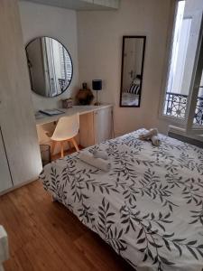 Chambre chez lhabitant à 200m des Champs Elysees et de lArc de Triomphe