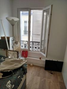 Chambre chez lhabitant à 200m des Champs Elysees et de lArc de Triomphe