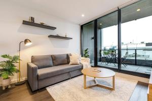 05WM Abnb-Style Apt in Melbourne with 2BR Plus Free Parking, Near Train & Queen Vic
