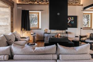 HelloCHALET Chalet Les Fleurs - Scenic Alpine Escape 70 metres from the cable car