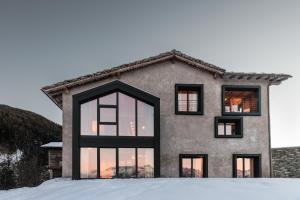 HelloCHALET Chalet Les Fleurs - Scenic Alpine Escape 70 metres from the cable car