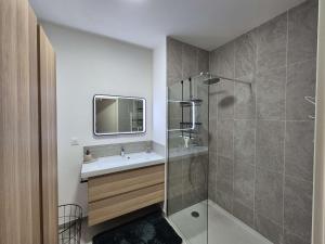 Moderne, proche plage, jardin, wifi, 5 couchages