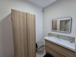 Moderne, proche plage, jardin, wifi, 5 couchages