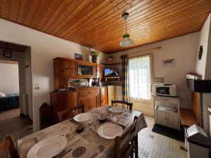 Maison de vacances 3 pièces, 4 couchages à 1000 m de locéan, cadre paisible avec cour et parking - FR-1-224C-63