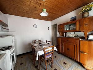 Maison de vacances 3 pièces, 4 couchages à 1000 m de locéan, cadre paisible avec cour et parking - FR-1-224C-63