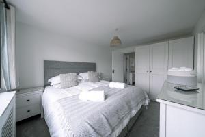 HighTide - 2 bed with parking, balcony & sea view.