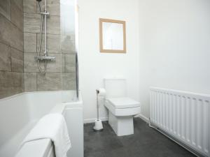 Stonehouse Place by N And N Stays, Large 5 bed House Perfect for Contractors and Corporate Stays, Long Stay Disc Available, Free Pvt Parking and fast Wifi