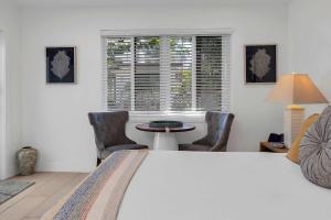 Charming Studio w Pool One Mile to Beach Pets Welcome