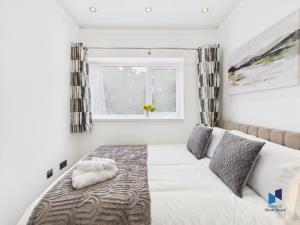 Modern 4BR House, Spacious, Garden, Free Parking