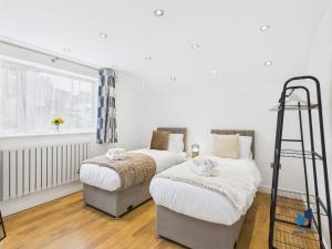 Modern 4BR House, Spacious, Garden, Free Parking