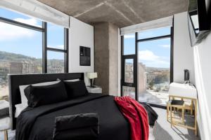 City Views 2BR Floor-to-Ceiling Windows