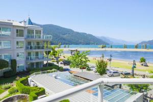 Lakefront Haven Mtn View Condo Steps from Beach