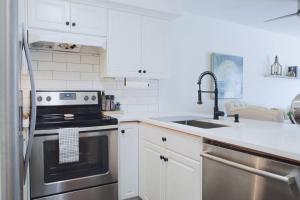 Lakefront Haven Mtn View Condo Steps from Beach