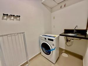 Luxury 1BR, Parking , Shopping Area