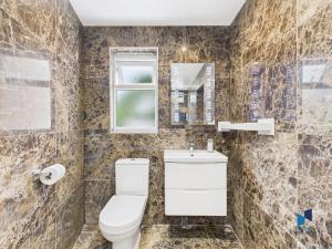 Modern 4BR House, Spacious, Garden, Free Parking