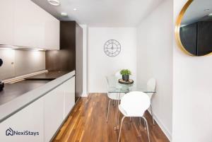 5 Mins Walk to Moorgate, Tranquil City Retreat