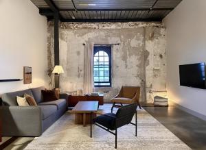 Charming Luxury Apt Near Fiserv with Rooftop, Gym, and Parking