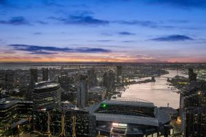 Executive City Retreat - Incredible Views and Parking!