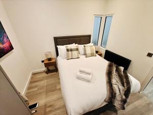 Bright 2-Bed Apartment in Bury Town Centre