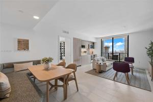Spacious 2 Bedroom Corner Unit Wraparound Balcony