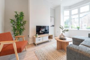 Comfort & Style in Salford - Sleeps 8