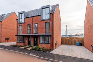 Stunning 3-bed Home in Derby by Renzo, Driveway Parking, Royal Derby Hospital!
