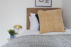 Stunning 3-bed Home in Derby by Renzo, Driveway Parking, Royal Derby Hospital!