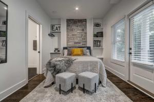 Chic Midtown Hideaway Top floor with Balcony