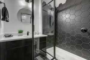 Chic Midtown Hideaway Top floor with Balcony