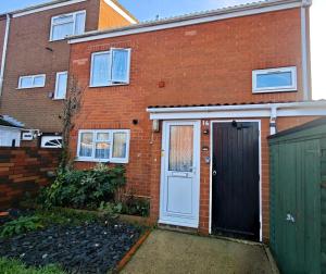 Spacious 3 Bedroom Home Ample Parking Near Shops