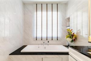 Luxury Pool Villa Near Airport Cinema Room