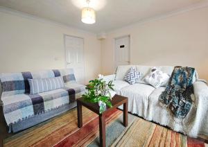 Spacious 3 Bedroom Home Ample Parking Near Shops