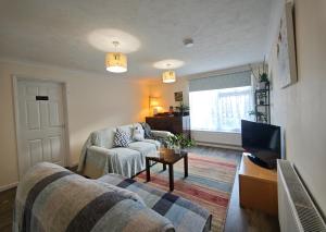 Spacious 3 Bedroom Home Ample Parking Near Shops