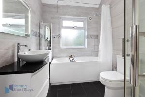 Large Comfy 4 Bedroom House, Ideal for Workers, FREE Parking
