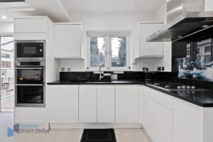 Large Comfy 4 Bedroom House, Ideal for Workers, FREE Parking