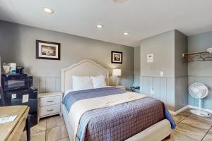 Sea Treasures Inn #101