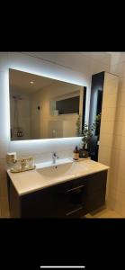 Aurora View Apartment - Free Parking & Walkable City Location