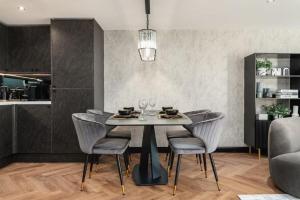 Near Transport - Fireplace - WiFi - Sleeps 2