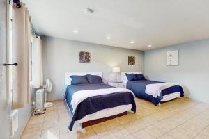 Sea Treasures Inn #102
