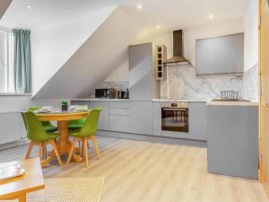 Family - Central - Parking - Wifi - Sleeps 3