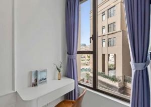 Bright Studio River View - Walk to D1 Cozy & Calm