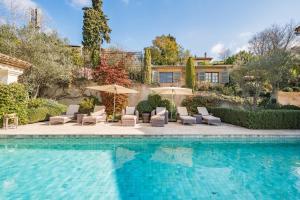 Authentic villa with a beautiful pool in the heart of Valbonne Village
