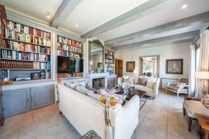 Authentic villa with a beautiful pool in the heart of Valbonne Village